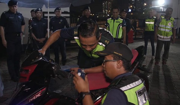 Antara kenderaan yang diperiksa dalam Op Lancar / Foto RTM